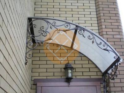 Козырек с полуарочной крышей и профилированным поликарбонатом