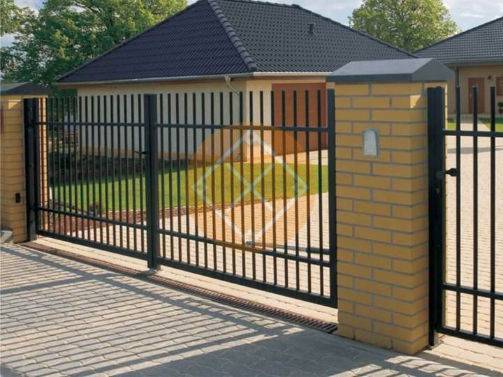 распашные ворота с решетчатыми створками черного цвета